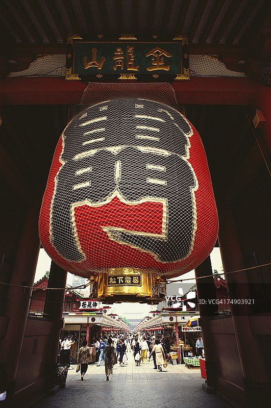 日本灯挂在寺庙大门上，神门，浅草观景寺，浅草，东京县图片素材