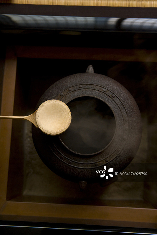 茶壶和竹勺，高角度观，近景，日本图片素材