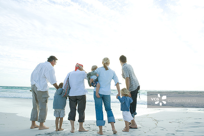三代同堂站在海滩上图片素材