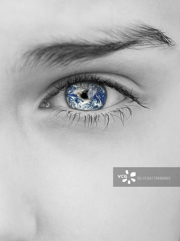 灰度特写的女人的眼睛与地球反射图片素材