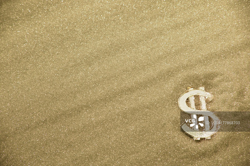沉沙中的金钱图片素材