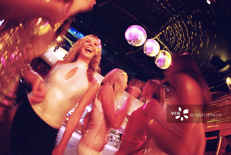 在俱乐部跳舞的女人图片素材