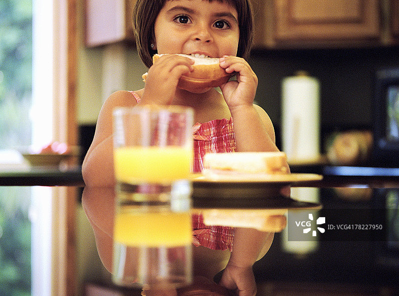 女孩吃三明治图片素材