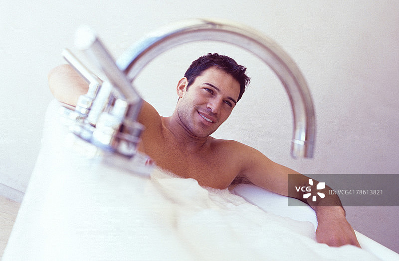 浴缸里的男人图片素材