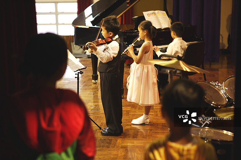 儿童在学校音乐会表演图片素材