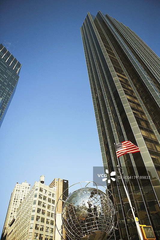 低角度的全球雕塑，哥伦布圈，曼哈顿，纽约市，纽约州，美国图片素材