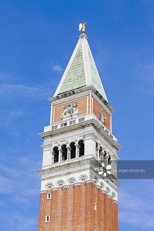意大利威尼斯圣马克广场上的钟楼的低角度视图图片素材