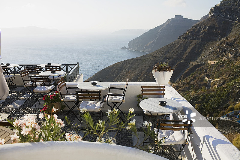 希腊海边露台上的餐厅图片素材