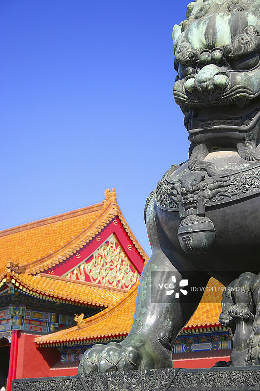 低角度的雕像的狮子前面的宫殿，紫禁城，北京，中国图片素材