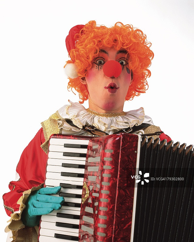 小丑演奏手风琴的肖像，正面视图图片素材