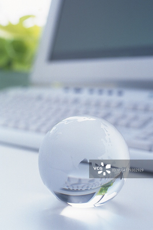 拍摄一个玻璃球和电脑，Pin Focus图片素材