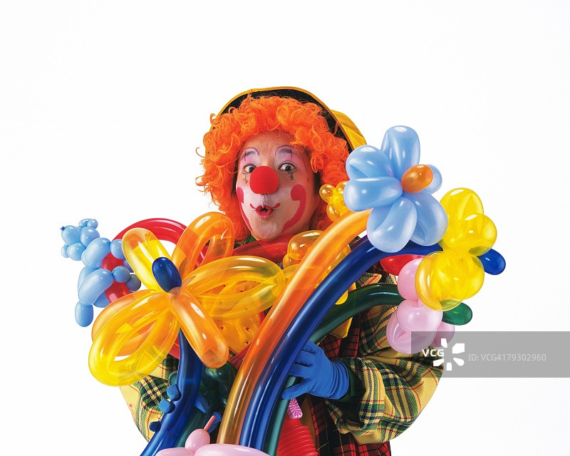 小丑的肖像拿着气球，正面视图图片素材