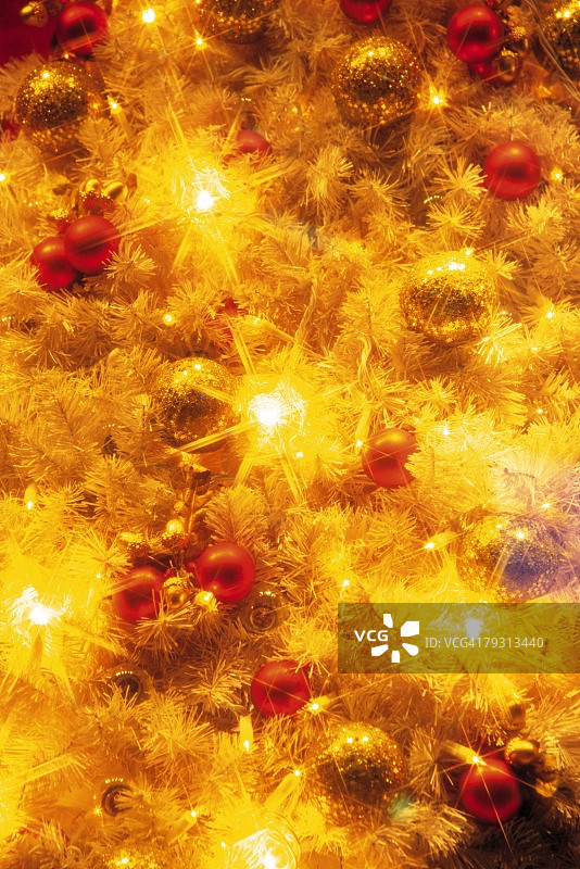 发光圣诞树装饰的装饰品，近距离图片素材