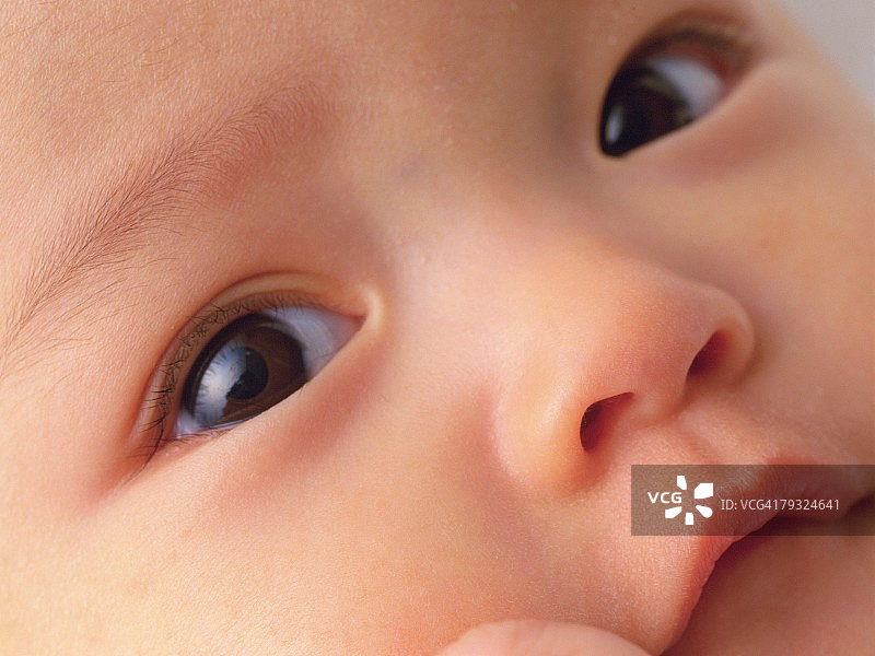 婴儿脸的特写，肖像，高角度的观点，全框架图片素材