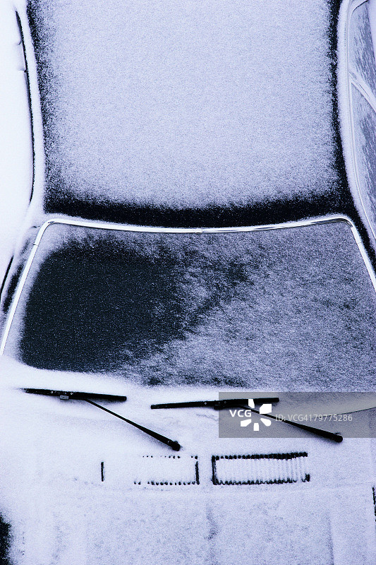 被雪覆盖的汽车图片素材