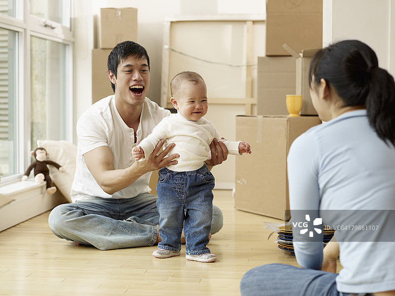 亚洲家庭和婴儿在新房子图片素材