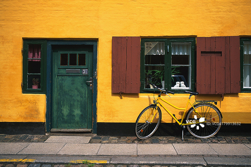 自行车与黄色公寓图片素材