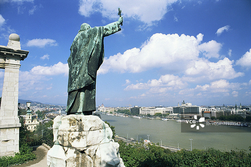 匈牙利圣斯蒂芬铜像的后视图图片素材
