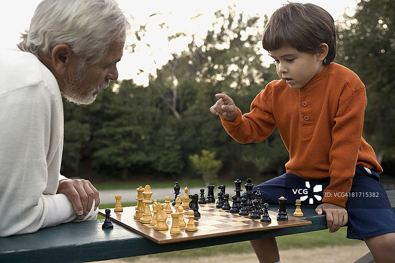 西班牙祖父和孙子在下棋图片素材