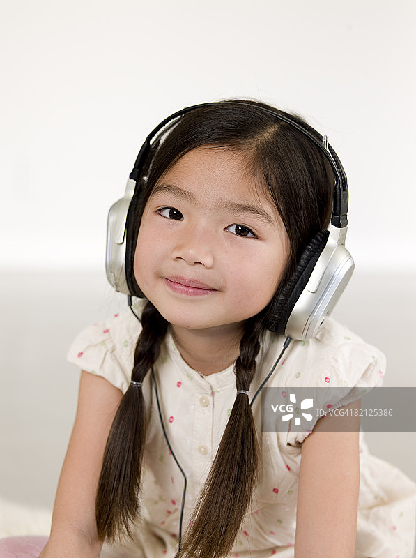 戴耳机的中国女孩图片素材