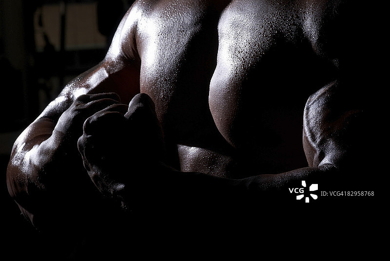 一个男人展示他的肌肉的中间剖面图图片素材