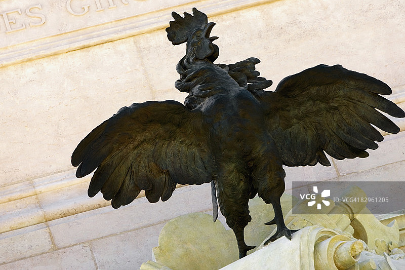低角度的公鸡雕像，纪念碑吉伦丁，广场的Quinconces，波尔多，法国图片素材