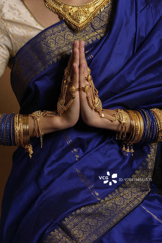 穿着纱丽和珠宝的印度女人的躯干图片素材
