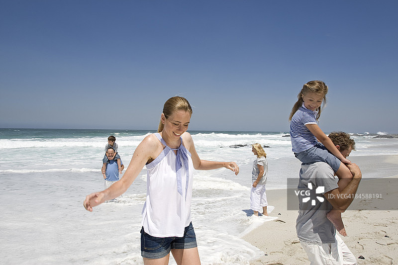 三代人在沙滩上玩耍图片素材