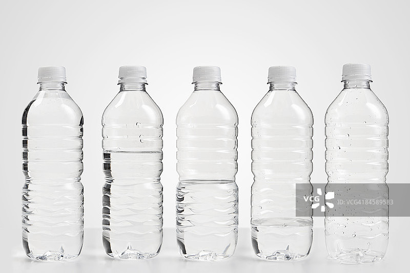 一排低水位的水瓶图片素材