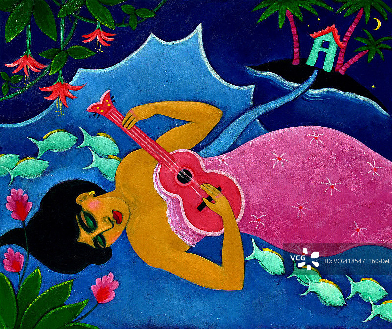 一个女人躺在海边弹奏四弦琴图片素材