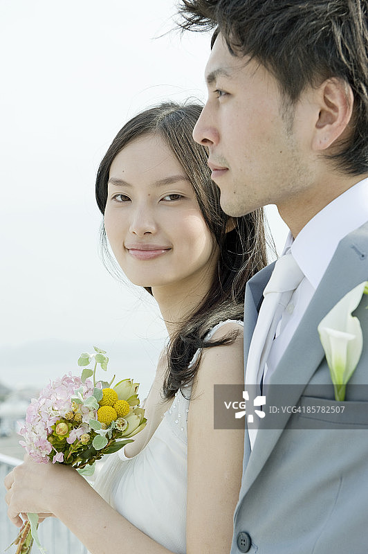 日本新娘在新郎旁边微笑图片素材