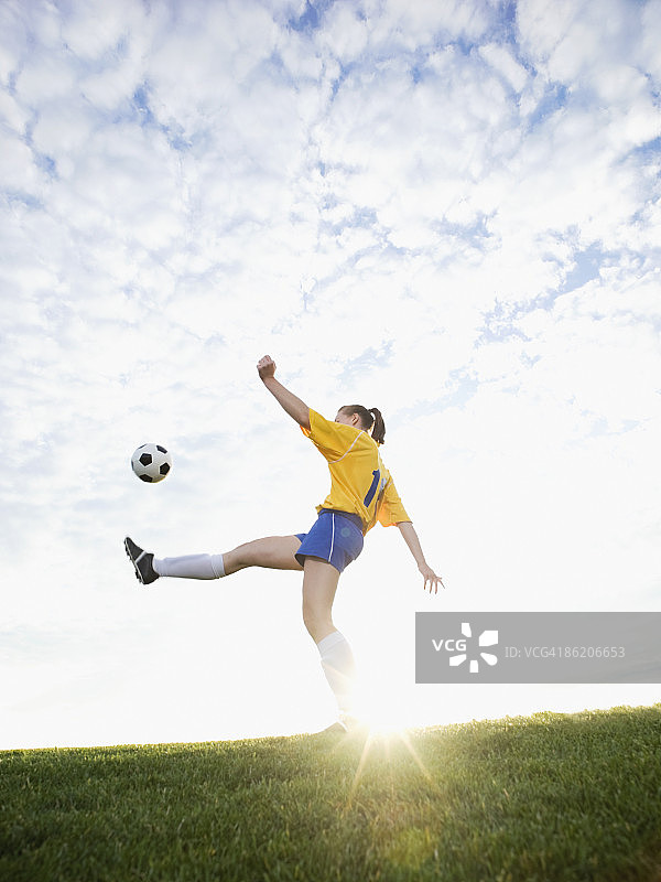 少女踢足球图片素材