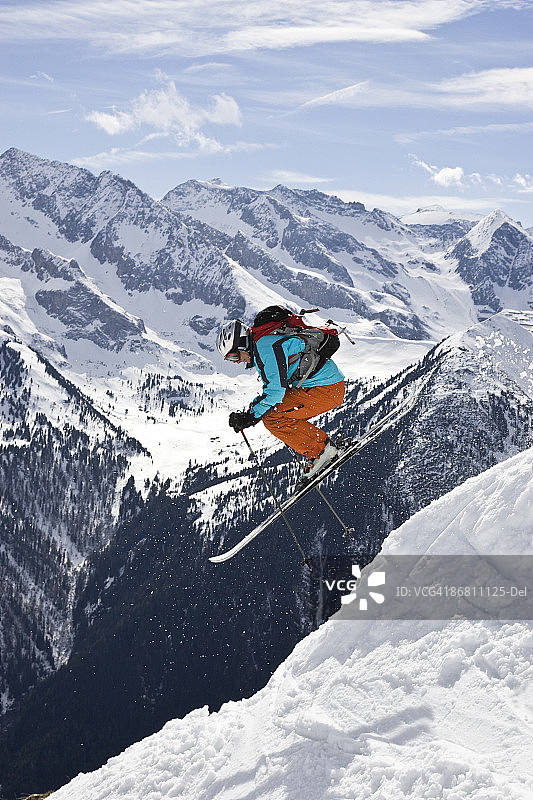 在奥地利齐勒谷的迈尔霍芬滑雪场，一个年轻人在玩空中滑雪。图片素材