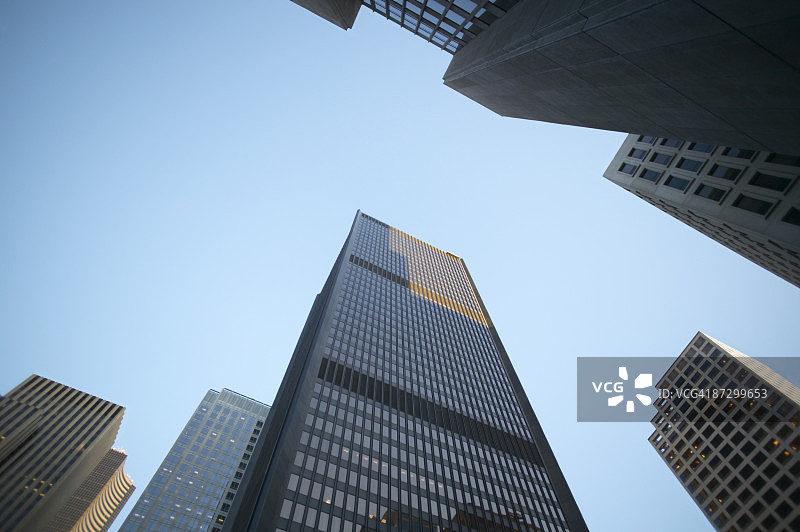 低角度的摩天大楼对抗蓝天图片素材