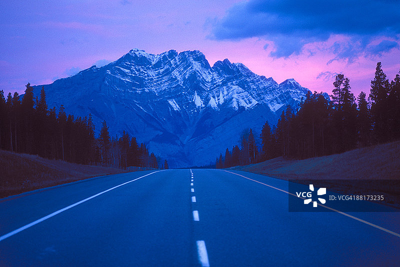 穿越加拿大落基山脉的高速公路图片素材