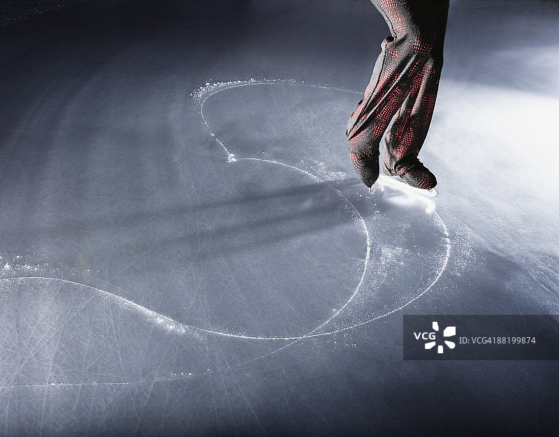 花样滑冰在冰上的线条。图片素材