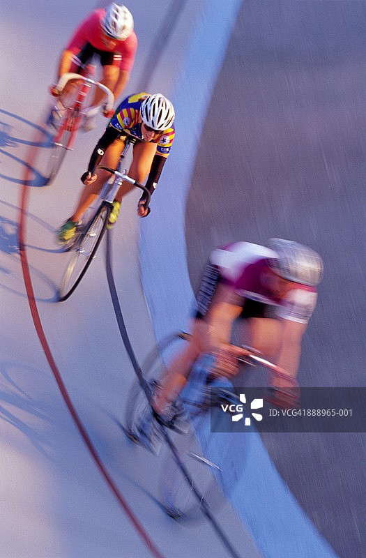 自行车手在室内赛车场比赛(模糊运动)图片素材
