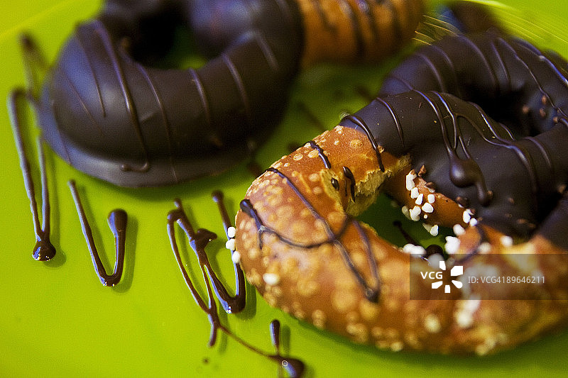 巧克力蘸椒盐卷饼图片素材