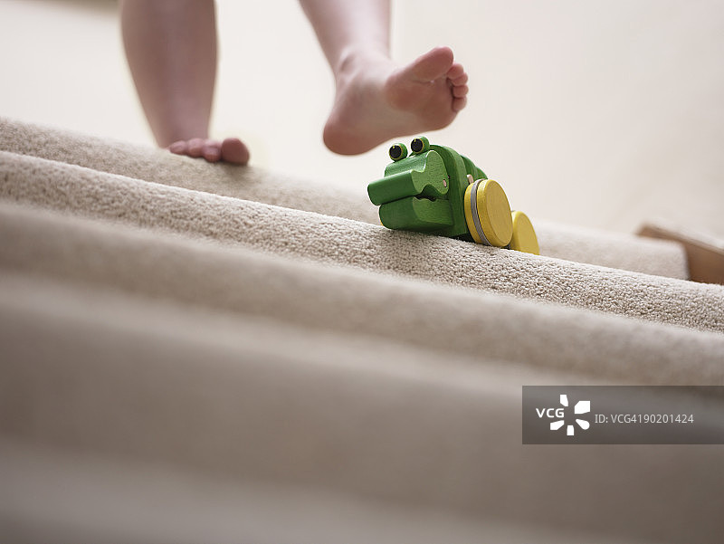 楼梯上的玩具差点让女人滑倒图片素材