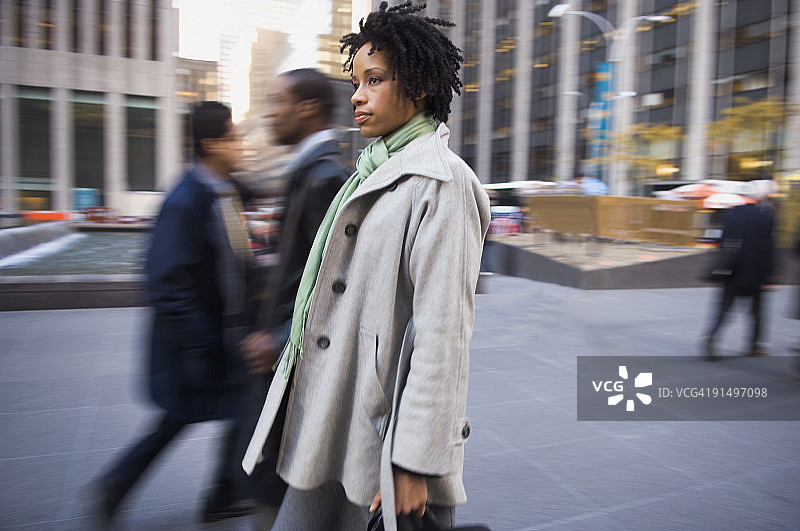 非裔美国妇女在城市人行道上图片素材