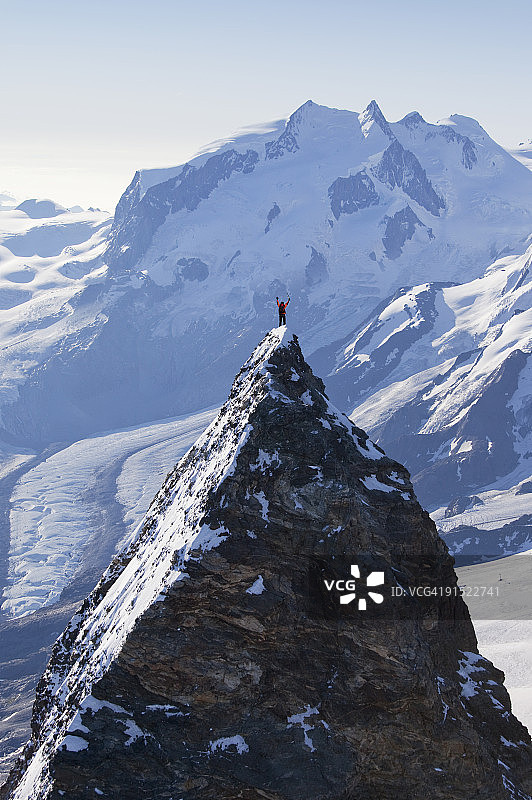 马特洪峰顶上的攀登者图片素材