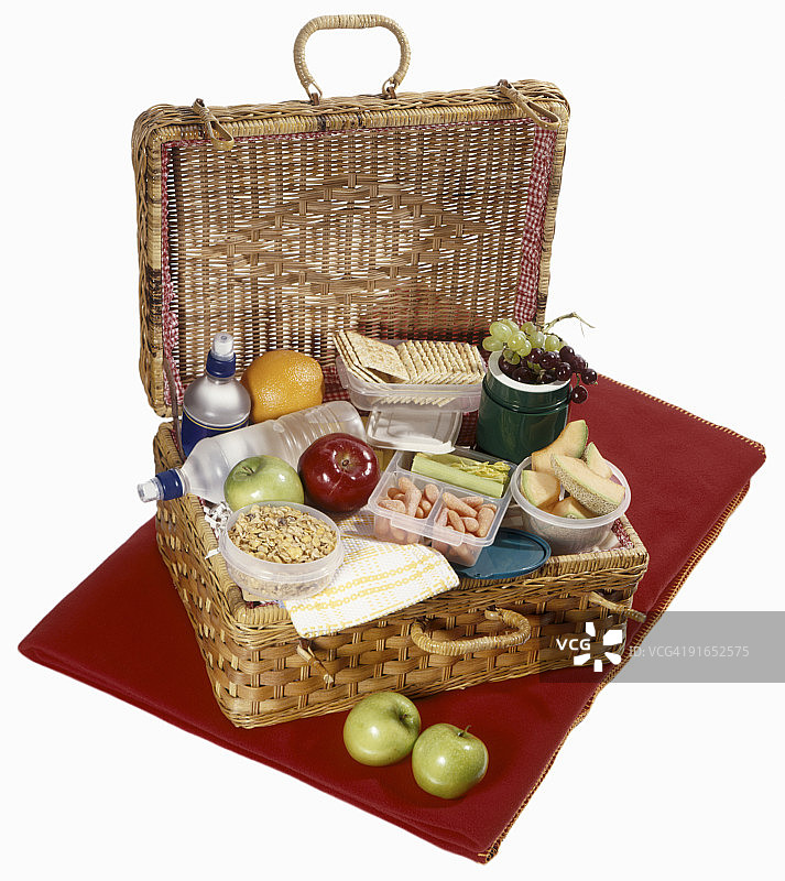 红色毯子上有健康食品的野餐篮图片素材