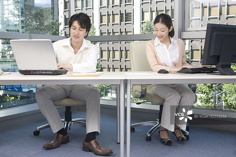 中年男性和年轻女性在办公室工作图片素材