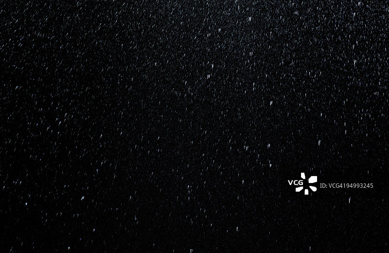雨滴落在黑色的背景上图片素材