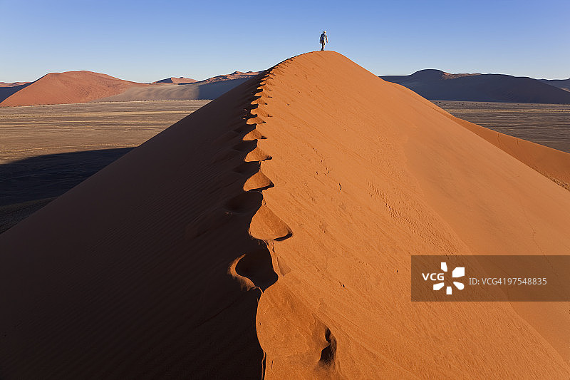 纳米比亚纳米布沙漠，爬沙丘的人图片素材