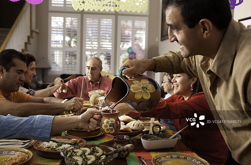 几代墨西哥家庭庆祝晚餐图片素材