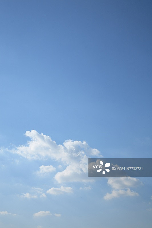 蓝色的天空，蓝色的背景，复制空间，东京县，日本图片素材