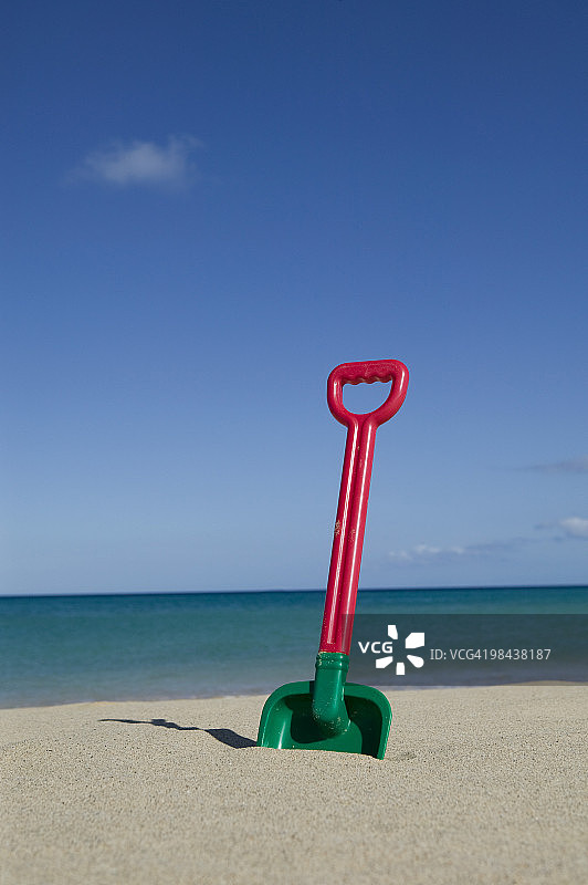 沙滩上玩具铲子的静物图片素材