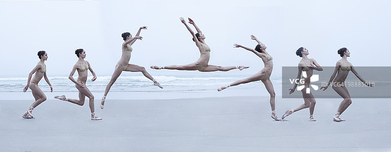 一名芭蕾舞者在海滩的空中跳跃图片素材