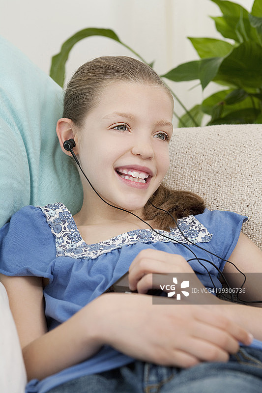 年轻女孩戴着耳机图片素材